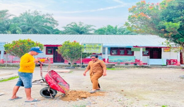 Peduli Dunia Pendidikan, AKP Hardiyanto SH MH Sumbangkan Tiga Truk Tanah Timbun di Pulo Gambut