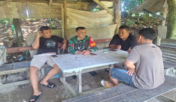 Babinsa Koramil 14/PB Perkuat Komunikasi dengan Pemuda di Desa Batu Penjemuran