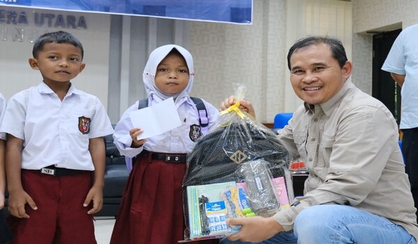 Peringati Hari Anak Nasional, PLN UP3 Binjai Salurkan Paket Pendidikan untuk Siswa SD