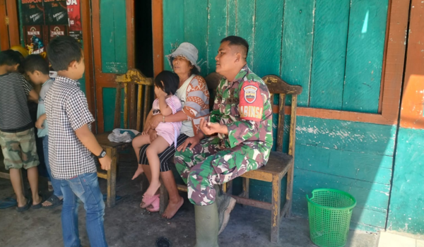 Door to Door Temui Warga, Serda Julianto Kokohkan Kemanunggalan TNI-Rakyat