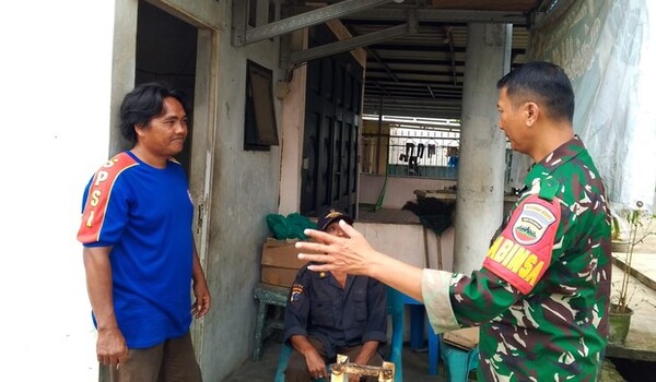 Bincang Santai Bersama Warga, Babinsa Ujung Labuan Perkuat Keamanan Lingkungan