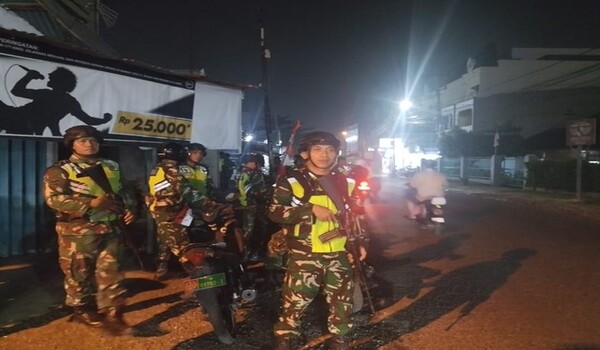Personel TNI Gelar Patroli Malam Cegah Deteksi Dini Gangguan Keamanan