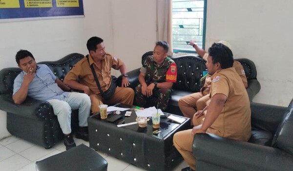 Komsos dengan Perangkat Desa, Babinsa Namo Bintang Perkuat Sinergi dan Keamanan Wilayah