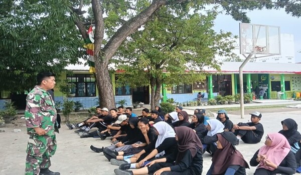 Siapkan Pengibaran Bendera HUT RI, Babinsa Medan Deli Gembleng Siswa dengan PBB dan Wawasan Kebangsaan