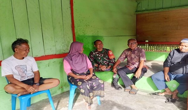 Anjangsana ke Rumah Kadus, Babinsa Koramil 06/Kerajaan Serap Informasi Warga dari Teras Rumah