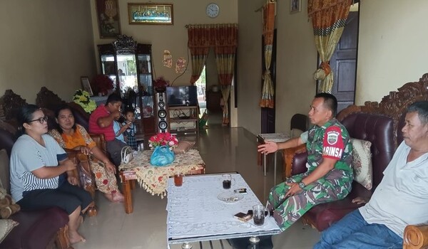 Babinsa Koramil 04/Tigalingga Anjangsana ke Rumah Warga, Perkuat Kemanunggalan TNI dan Rakyat
