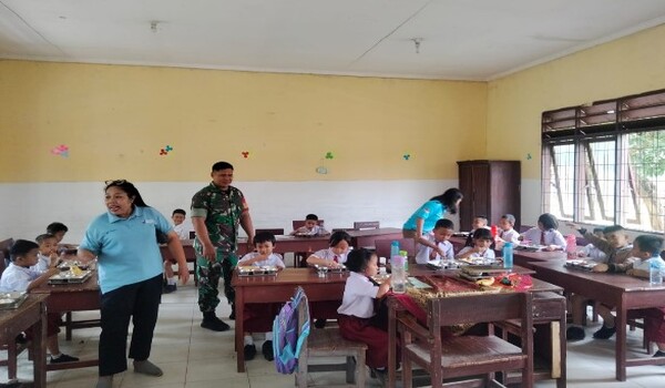 2.135 Penerima Dapat Makan Sehat Bergizi, TNI Kawal Distribusi