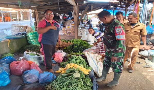 Babinsa dan Perangkat Desa Cek Pasar Pardomuan, Harga Sembako Relatif Stabil