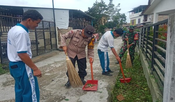 Babinsa dan Warga Kompak Bersihkan Lingkungan Kantor Lurah