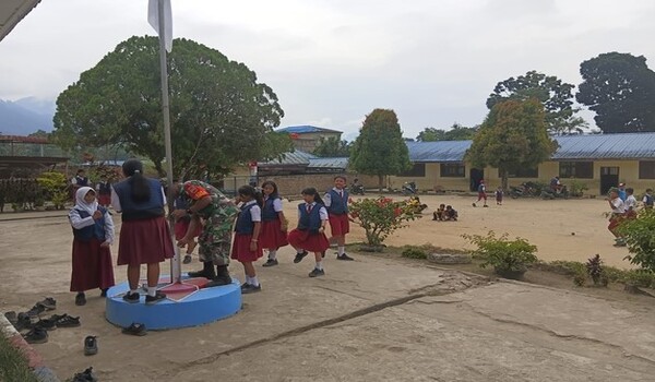 Babinsa Koramil 04/Tigalingga Latih PBB 25 Siswa SDN 030307 Dairi, Tanamkan Disiplin dan Bela Negara