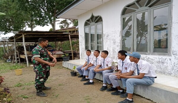 Babinsa Koramil 04/Tigalingga Beri Motivasi Pelajar yang Bercita-cita Jadi Prajurit TNI