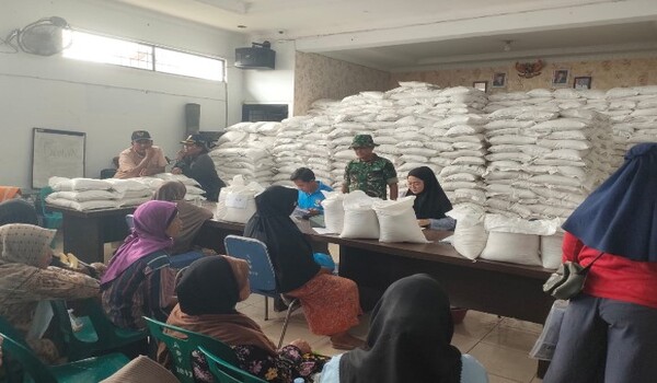 Bantuan Beras 30 Kg Disalurkan kepada Warga Kurang Mampu