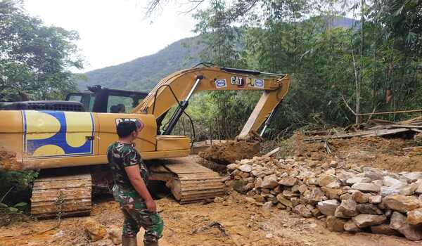 Infrastruktur Desa Jadi Prioritas, TMMD ke-130 Kodim 0206/Dairi Lanjutkan Pembukaan Jalan