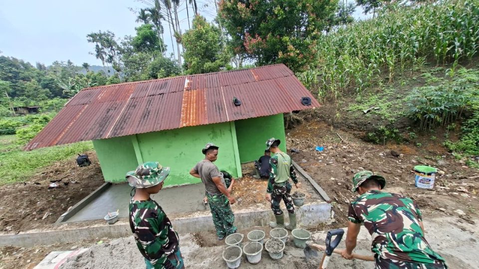 Satgas TMMD ke-130 Kodim 0206/Dairi Mulai Rehab Lima MCK, Tingkatkan Kualitas Sanitasi Warga