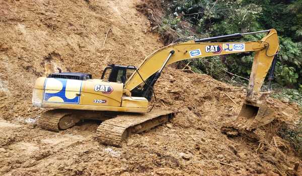 Alat Berat Terus Bergerak, Satgas TMMD ke-130 Berpacu dengan Waktu Bangun Jalan Desa