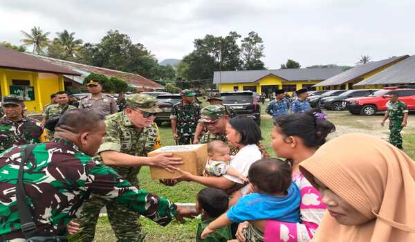 Perkuat Kemanunggalan TNI-Rakyat, Satgas TMMD ke-130 Berbagi Sembako di Sibongkaras