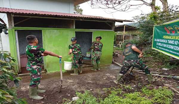 Wujudkan Desa Lebih Bersih, Satgas TMMD ke-130 Kodim 0206/Dairi Perbaiki Fasilitas MCK