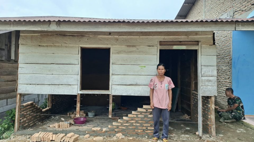 Ibu Temsi Berutu Bersyukur atas Kepedulian Satgas TMMD Ke-130