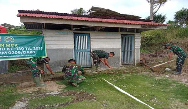 Kepedulian TNI Menyentuh Rumah Ibadah, Satgas TMMD Bersihkan dan Cat MCK di Boangmanalu