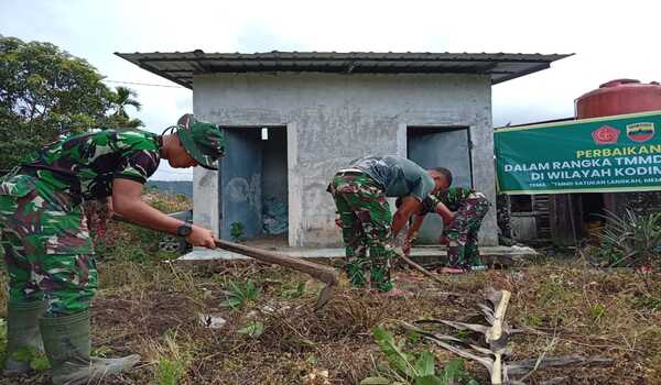 Pengabdian TNI Tak Berhenti pada Pembangunan Jalan, Satgas TMMD ke-130 Rawat Sanitasi Warga