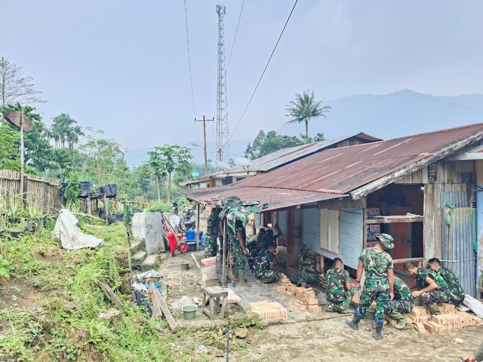 Rumah Tak Layak Huni Mulai Dibongkar, Satgas TMMD ke-130 Kodim 0206/Dairi Bergerak Cepat Bantu Warga Sibongkaras