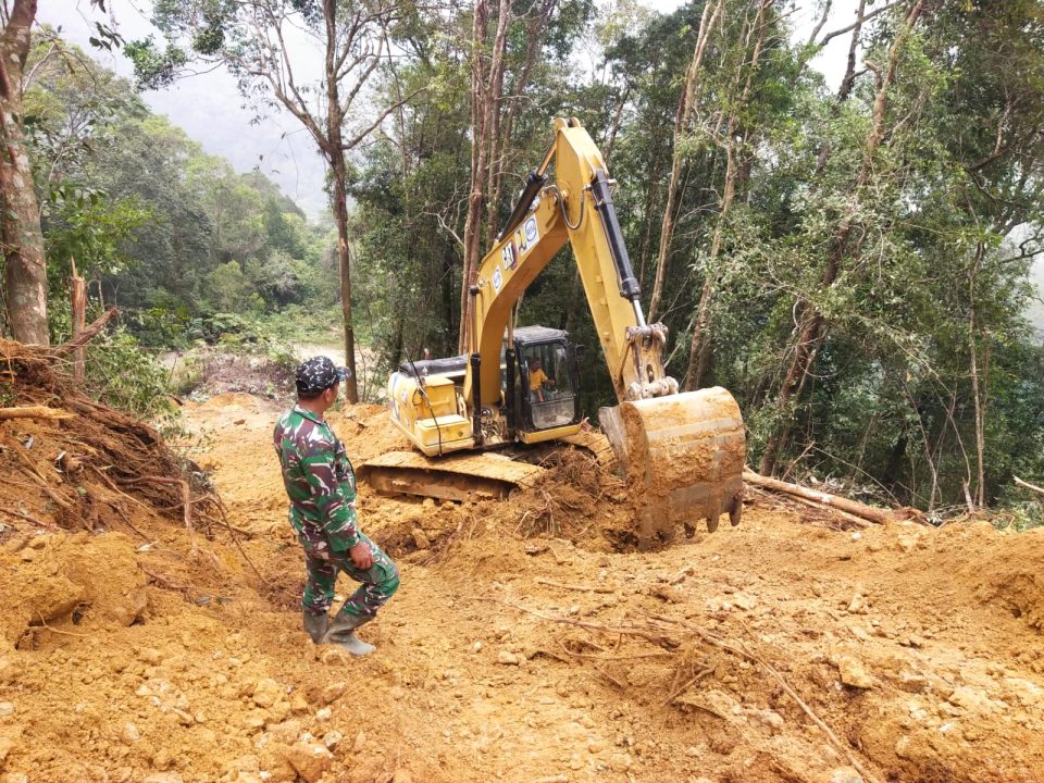 Permudah Mobilitas dan Angkut Hasil Pertanian, Satgas TMMD ke-130 Buka Jalan Baru di Sibongkaras