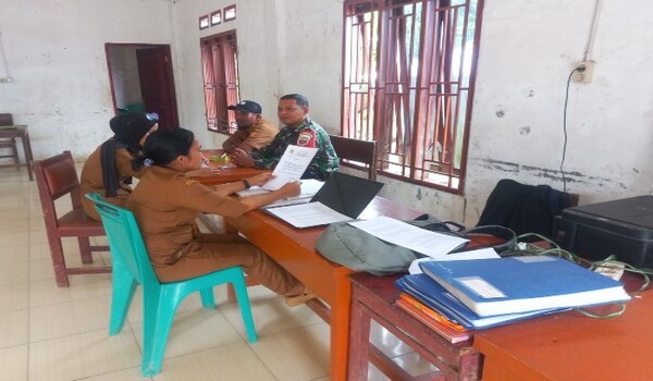 Sambangi Kantor Desa Pardomuan, Babinsa 03/Parongil Sosialisasikan Penerimaan TNI AD Gratis kepada Warga