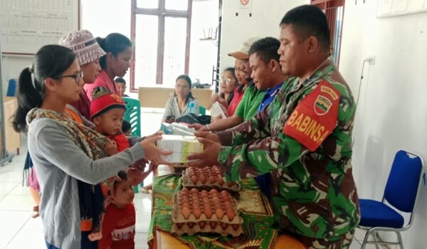Telur dan Susu untuk Balita, Babinsa Koramil Kerajaan Dukung Program Gizi di Pakpak Bharat