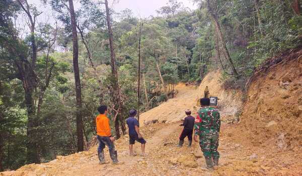 Perjuangan Warga Melintasi Bukit Terjal Segera Berubah, Jalan TMMD Sibongkaras Capai 75 Persen