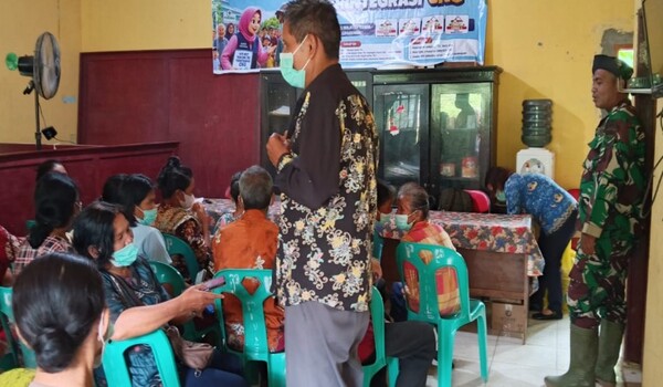Babinsa Sertu Latif Monitoring Pelayanan Kesehatan Gratis dan Tracing TBC di Polling Anak Anak