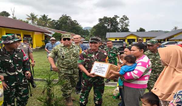 Kemanunggalan TNI dan Rakyat, Danrem 023/KS Kolonel Inf Iwan Budiarso Berbagi Sembako di Pakpak Bharat