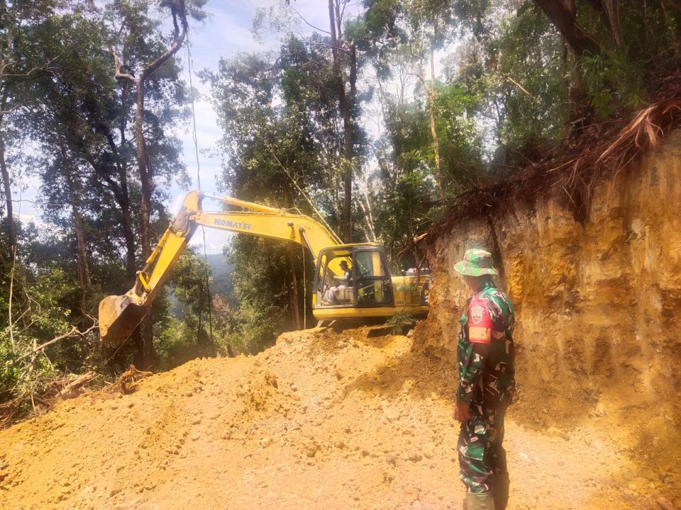 Tak Kenal Lelah di Medan Berat, Satgas TMMD ke-130 Kodim 0206/Dairi