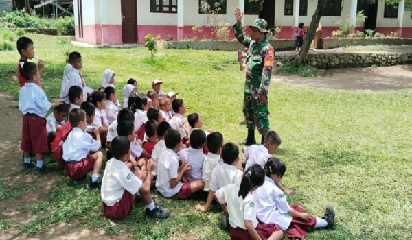 Berkunjung Ke Sekolah SD Negeri 037150 Sigambir-gambir, Babinsa Berikan Motivasi Semangat Belajar Kepada Murid