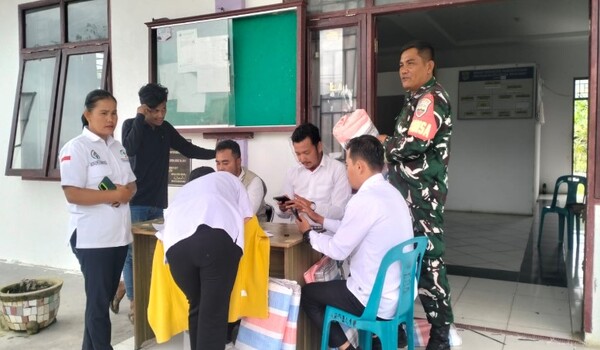 Babinsa Koramil 07/Salak Monitoring Penyaluran Bantuan Terpal untuk 136 KK di Desa Cikaok