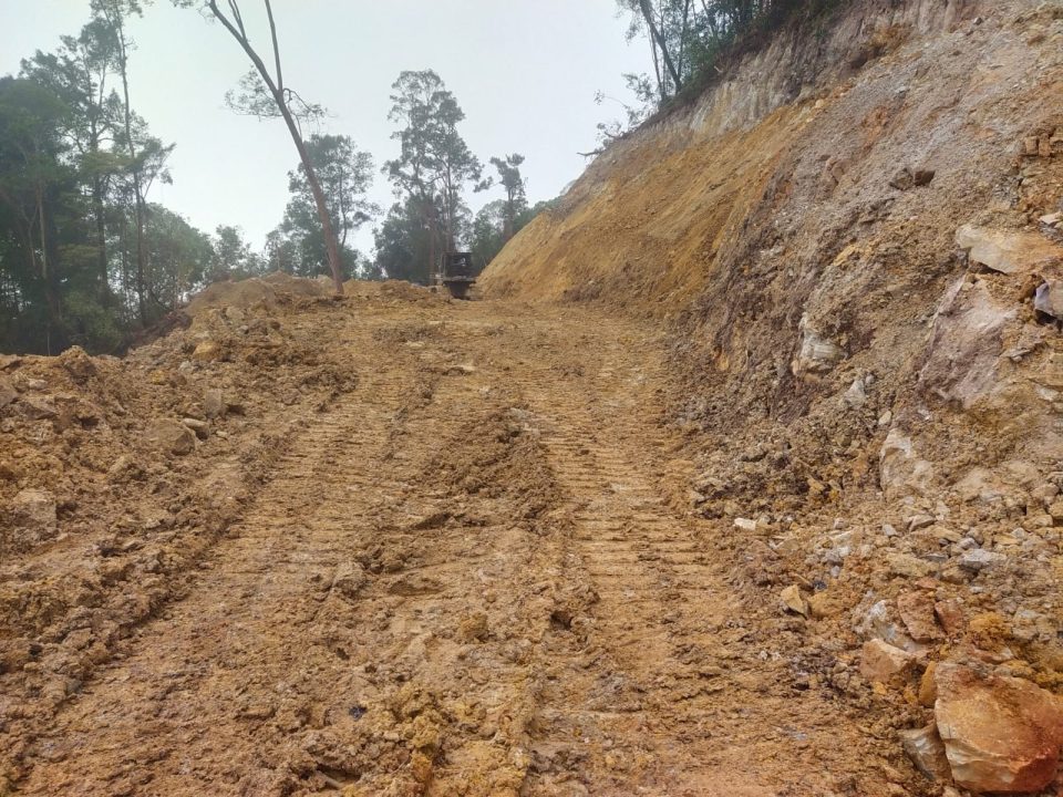 Satgas TMMD Ke-130 Tanpa Henti Terus Berpacu Membuka Akses di Desa Sibongkaras