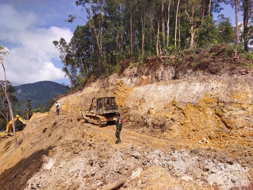 Dansatgas TMMD Ke-130 Kodim 0206/Dairi Fokus Buka Akses Jalan Desa Demi Membangun Negeri