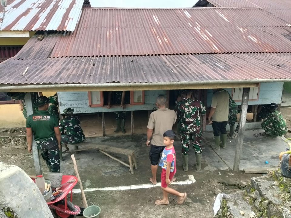 Wujud Kepedulian TNI, Satgas TMMD Kodim 0206/Dairi Mulai Perbaiki Rumah Warga