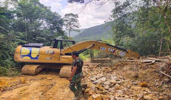 Bersama Membangun Desa, TNI Siapkan Pondasi Plat Beton untuk Jalan Sibongkaras