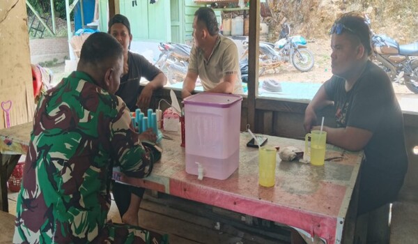 Babinsa Koramil 03/Parongil, Kodim 0206/Dairi, Sertu S. Latif, Bersama Kepala Desa Pandiangan, Gabreno Pardosi